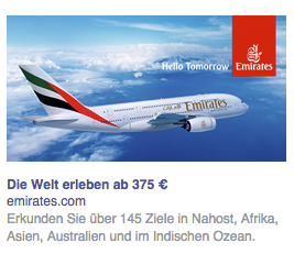 Das Logo von Emirates ist nicht zu übersehen und hebt sich extrem vom blauen Hintergrund ab