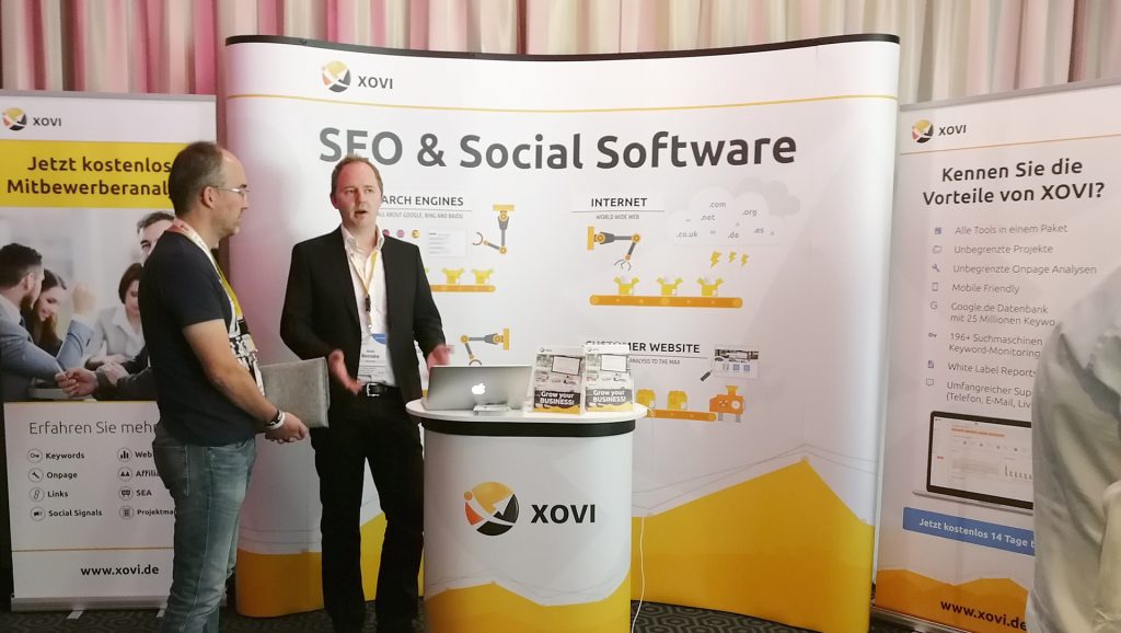 XOVI Geschäftsführer Maik Benkse berät Interessierte am XOVI Stand auf dem OMT 2017 in Wiesbaden