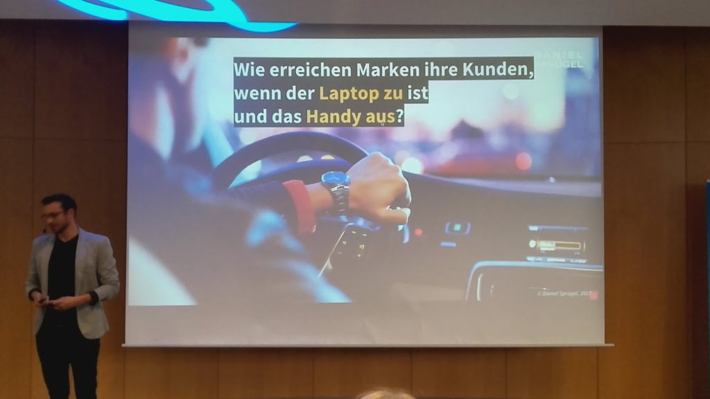 Podcasts werden passiv beim Autofahren gehört